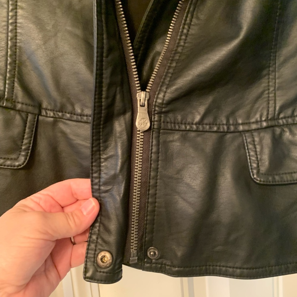 Leather and sweater jacket. Size large - Picture 2 of 6